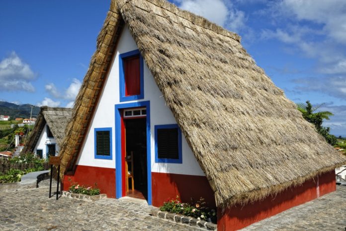 Stroh bedecktes Bauernhaus in Santana auf Madeira